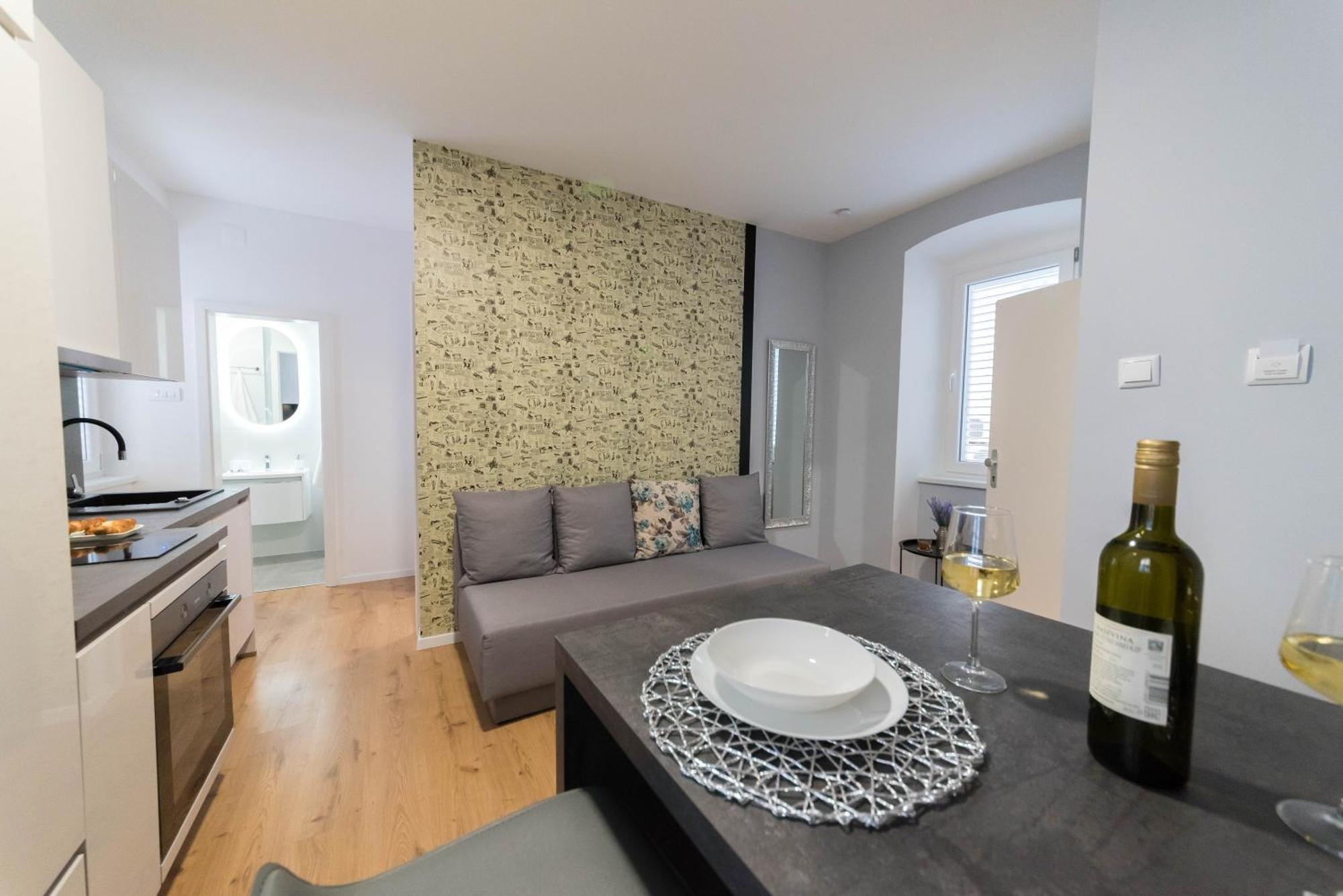 Apartment Poluotok 1 *